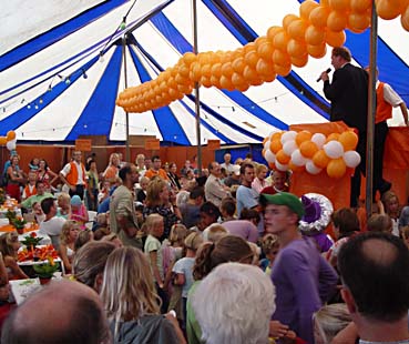 De opening van het feest in de tent