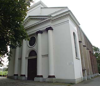 Vooraanzicht van de oude kerk op Hodenpijl in 2004