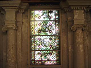 Impressie van de pilaren en glas-in-lood ramen
