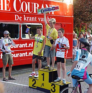 Zomerfeest Schipluiden 2004 - de jeugd-wielerwedstrijd